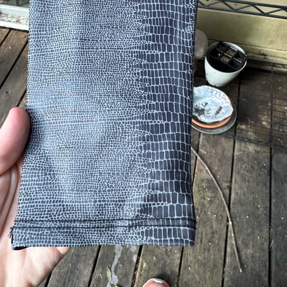 ONSIE ‘flow’ NWT Charcoal Snake 209 Hot Yoga Leggings Size S/M - Picture 8 of 11